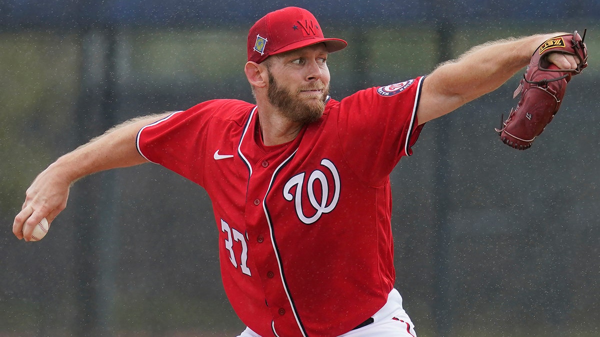 Stephen Strasburg throws