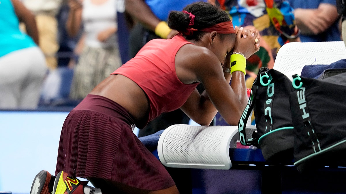 Coco Gauff prays