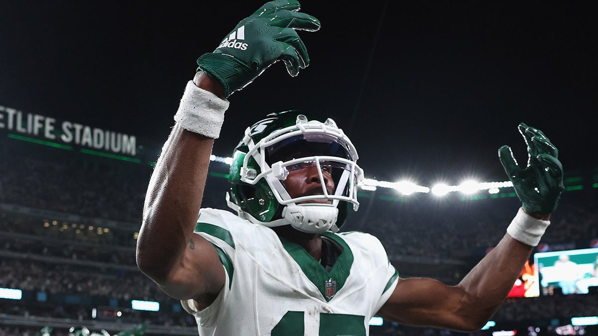 Jets receiver Garrett Wilson celebrates touchdown