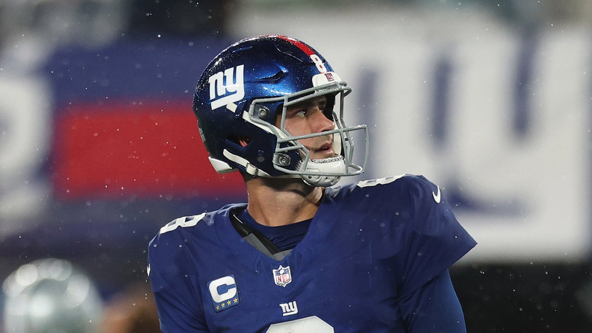 Daniel Jones looks at scoreboard