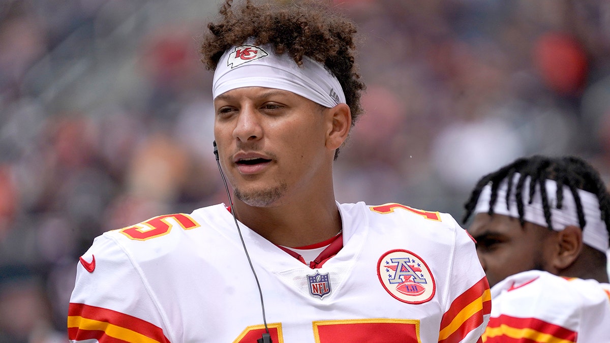 Patrick Mahomes listens