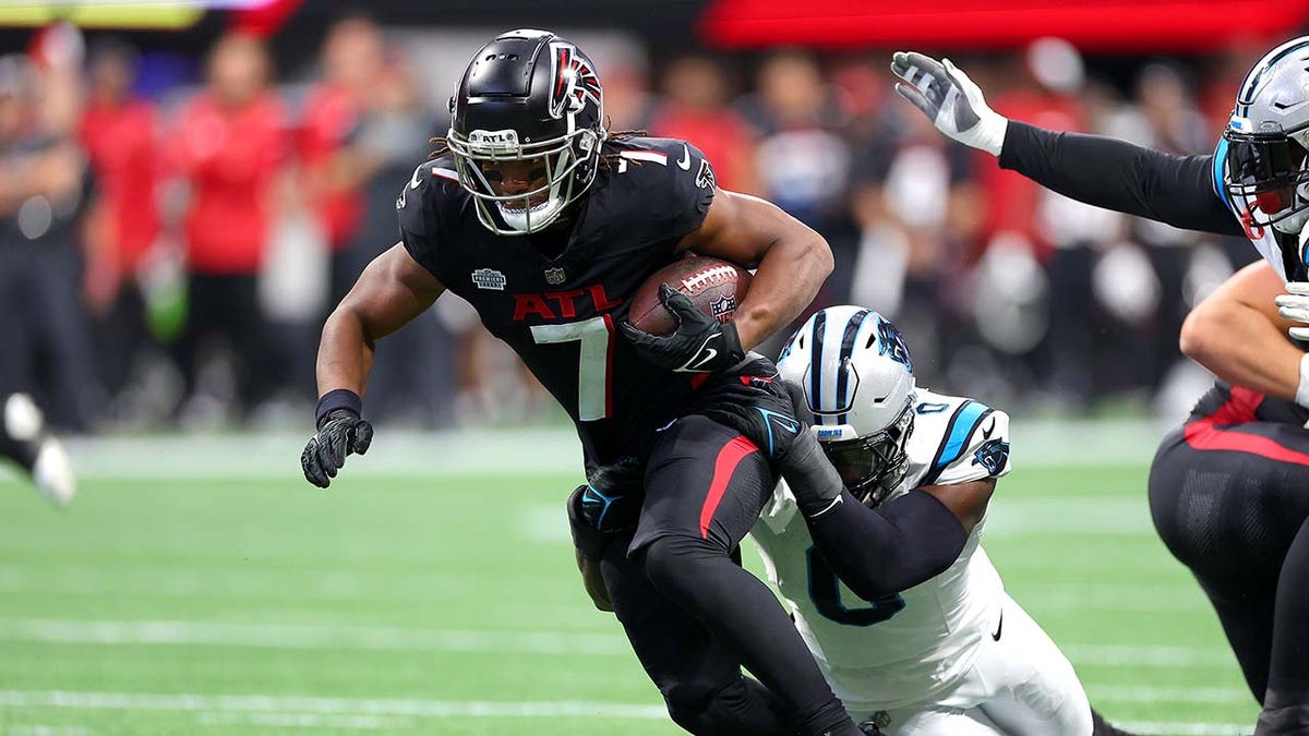 Bijan Robinson runs during a Falcons game