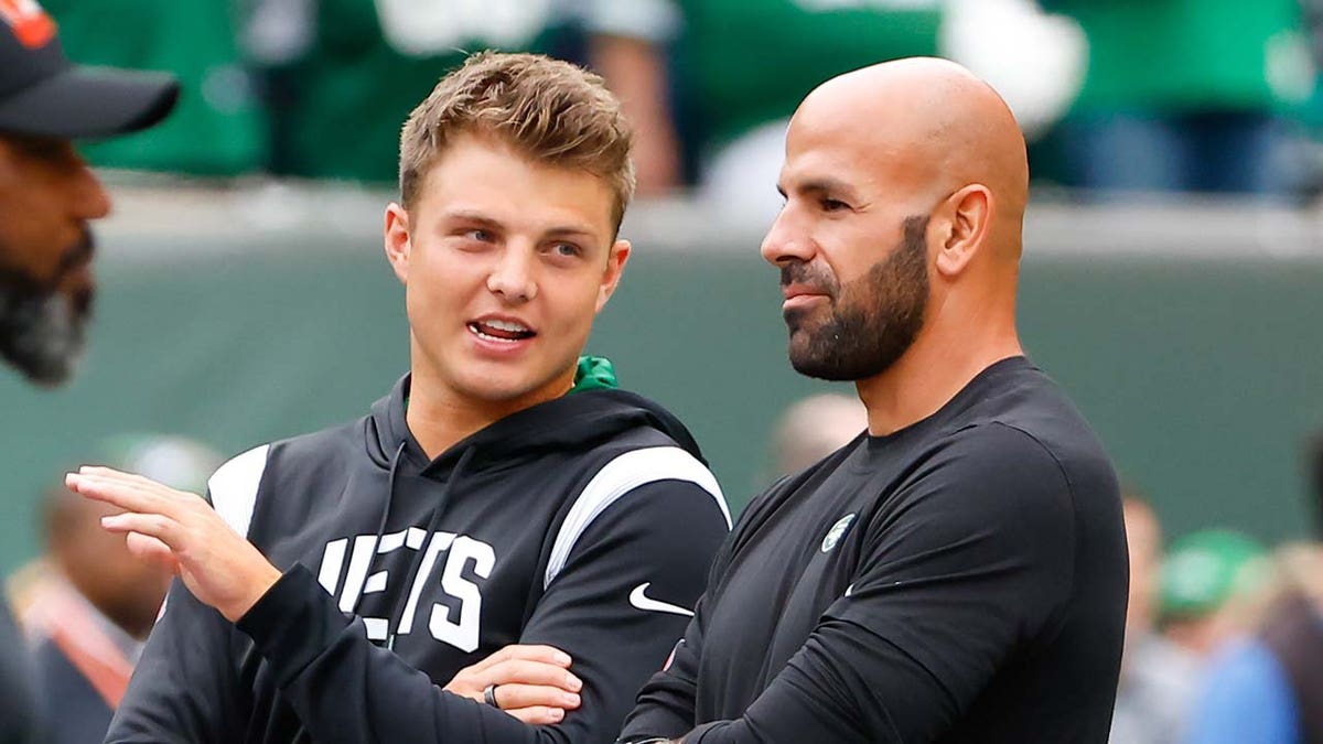 Zach Wilson talks with Robert Saleh