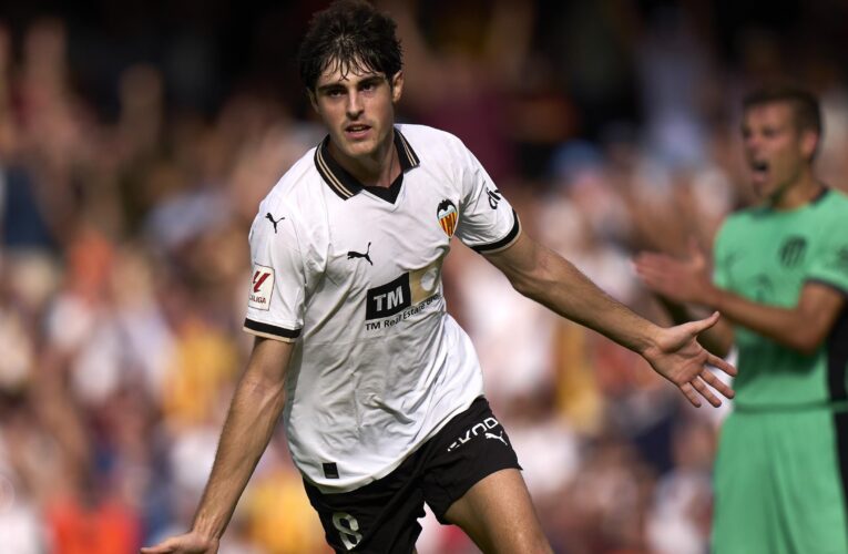 Manchester United and Newcastle to battle for £87m Valencia youngster Javi Guerra – Paper Round