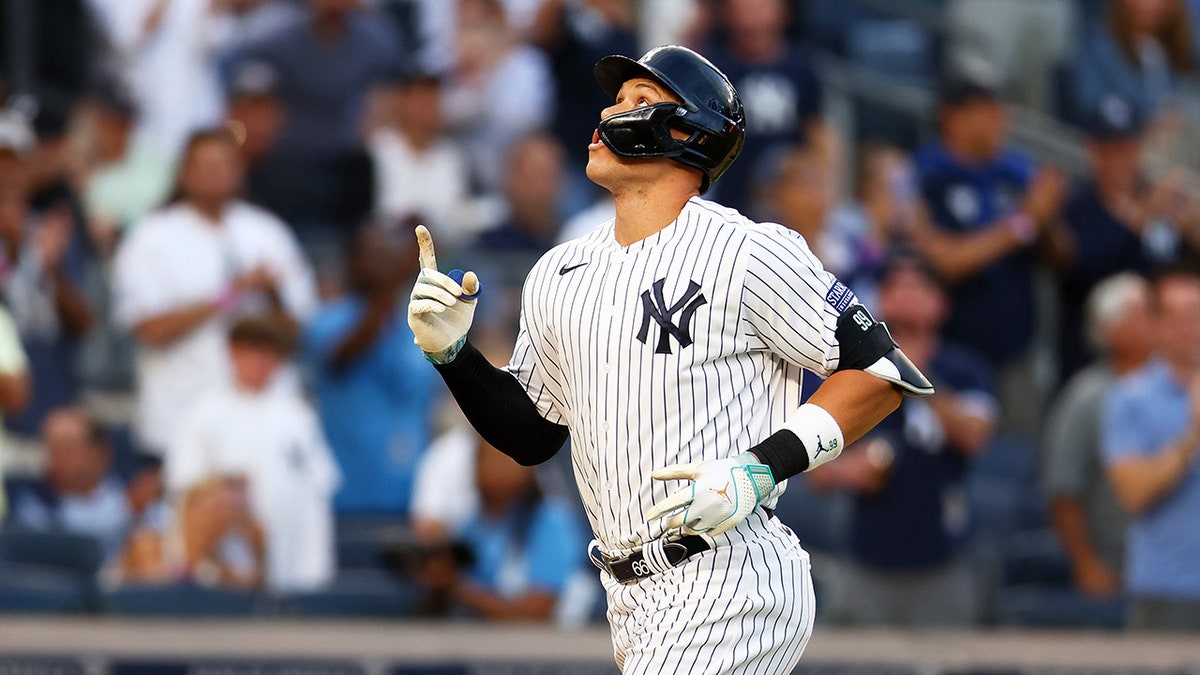 Aaron Judge celebrates home run