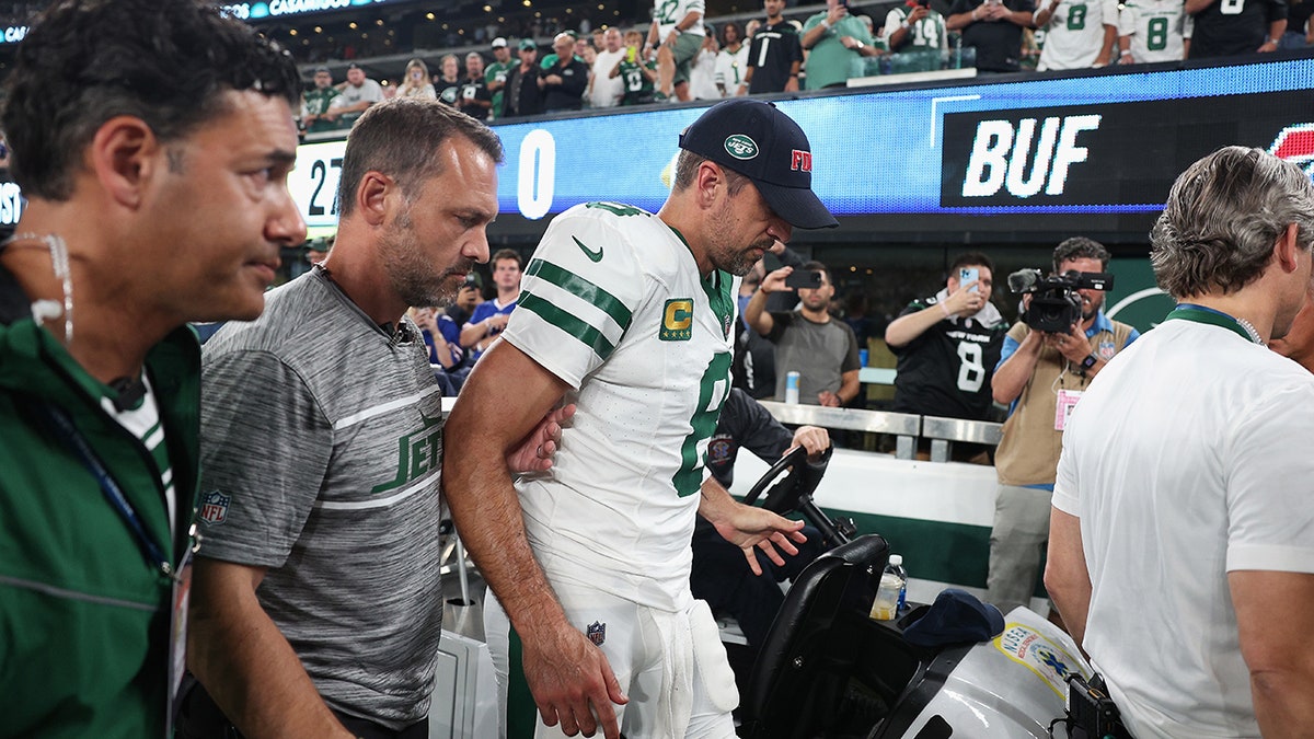 Aaron Rodgers back to the tunnel