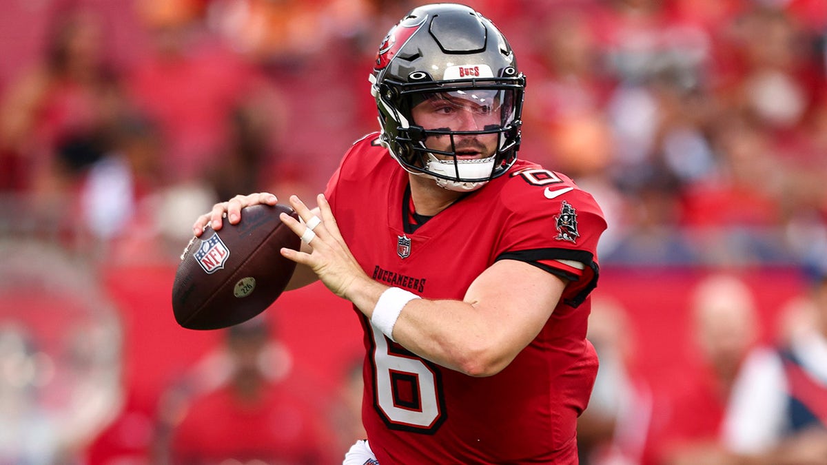 Baker Mayfield throws a pass vs Ravens