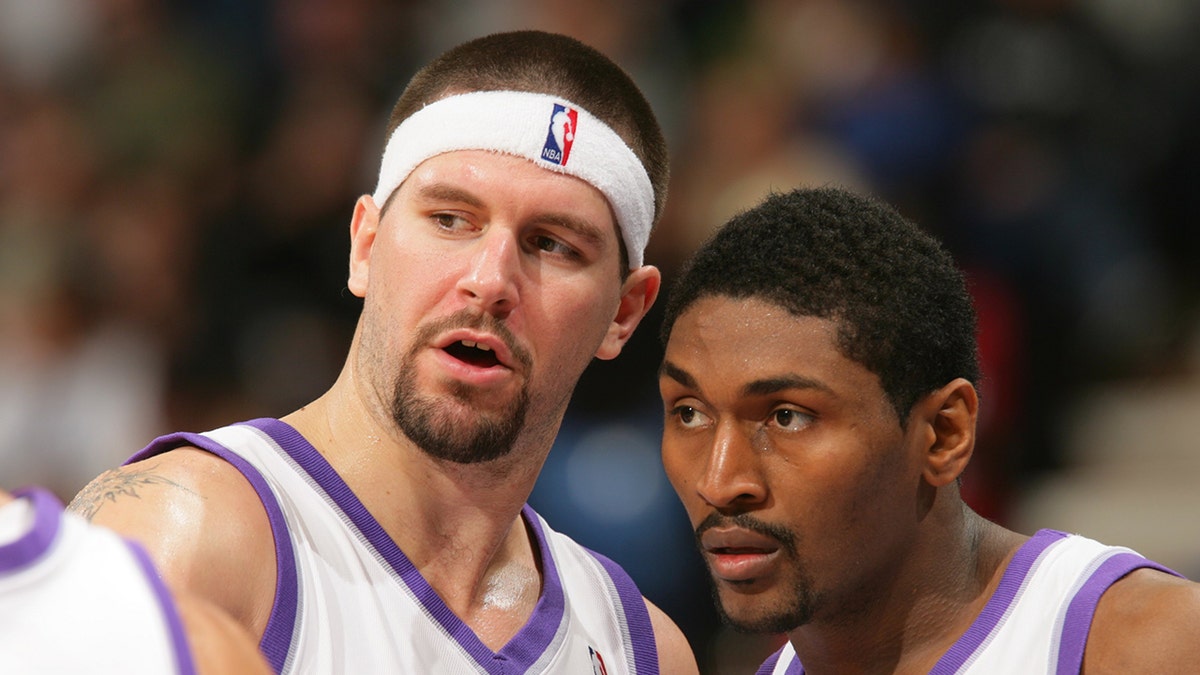 Brad Miller talks to Ron Artest