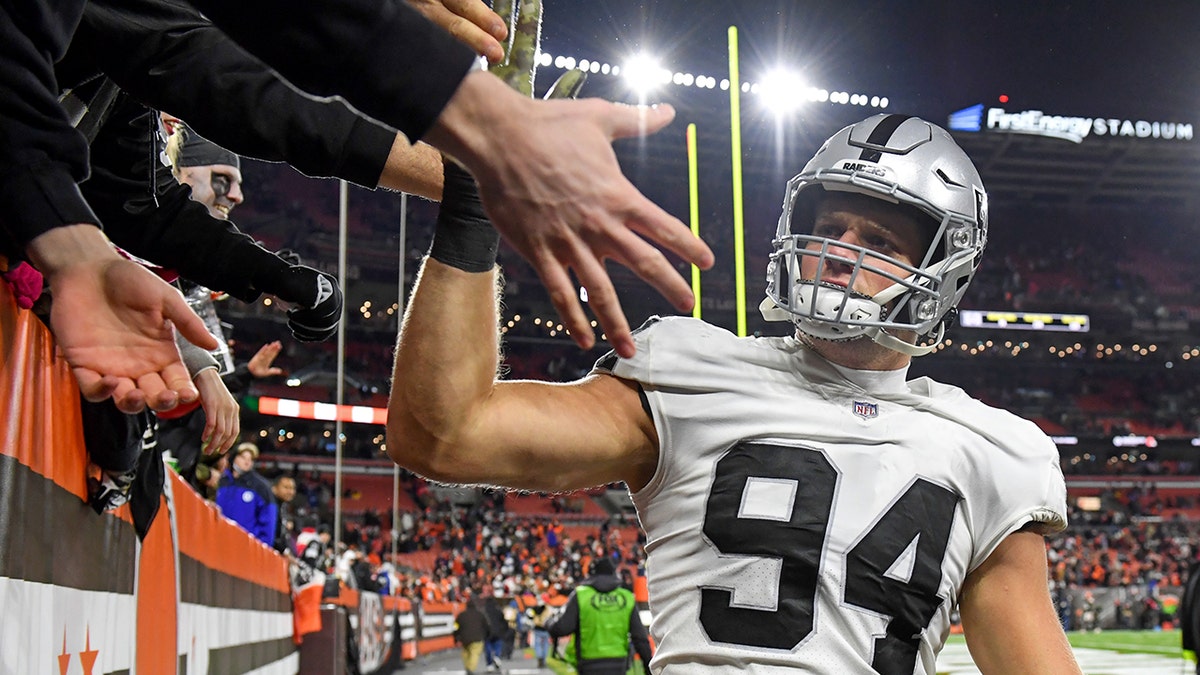 Carl Nassib greets Browns fans