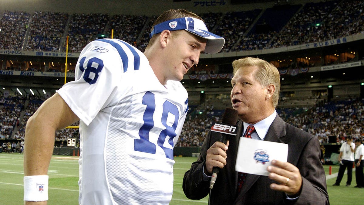 Chris Mortensen talks with Peyton Manning