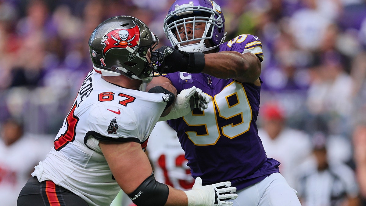 Danielle Hunter faces the o-line