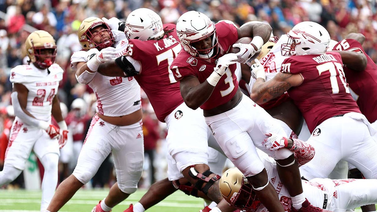 Florida State player scores a touchdown