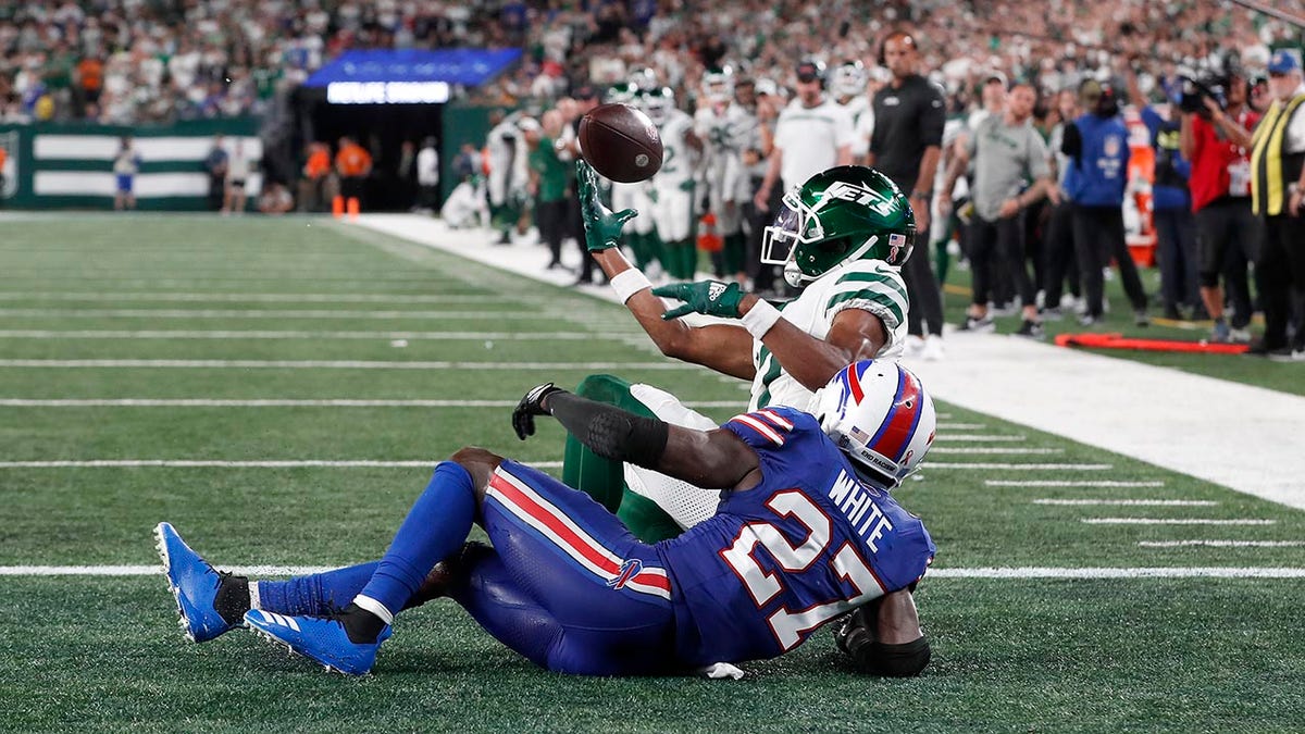 Garrett Wilson makes a catch