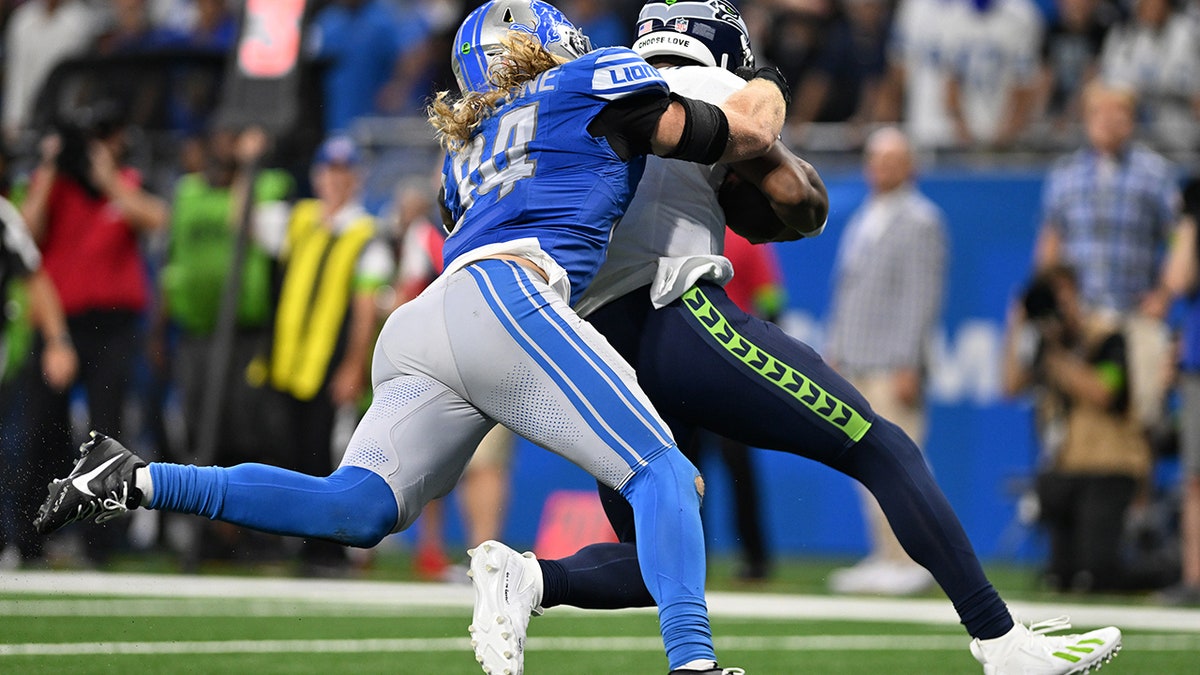 Alex Anzalone tackles Geno Smith