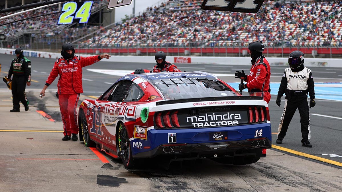 Chase Briscoe in the pit at the Coca-Cola 600