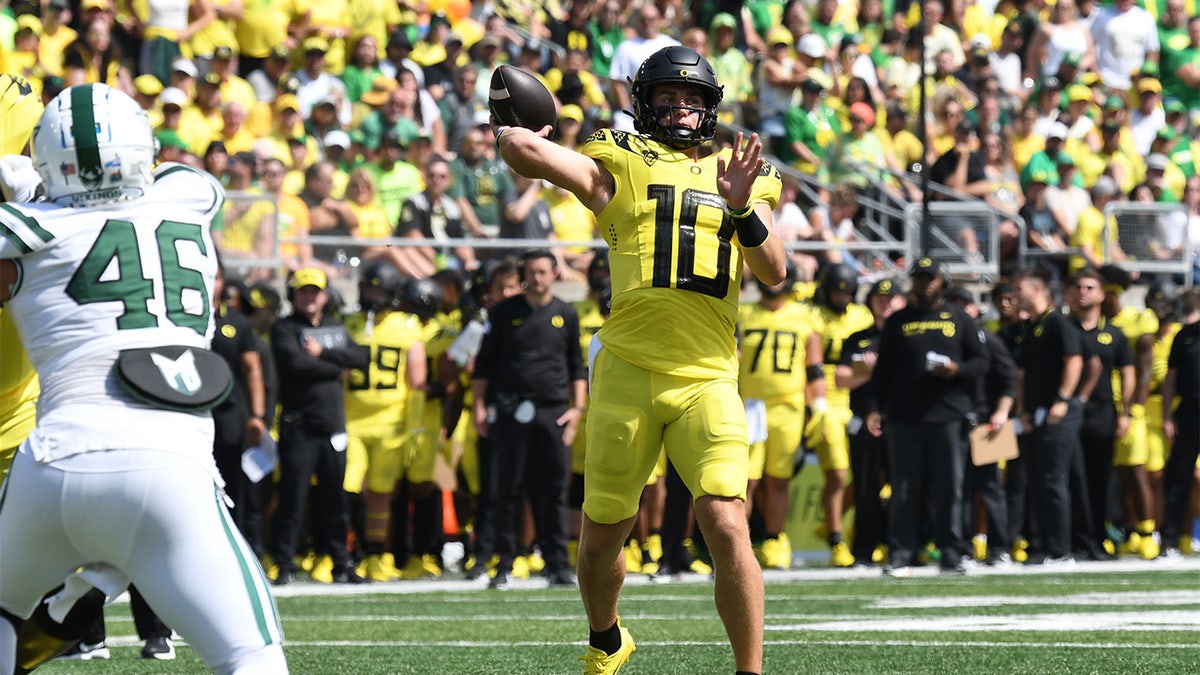 Bo Nix passes against Portland State