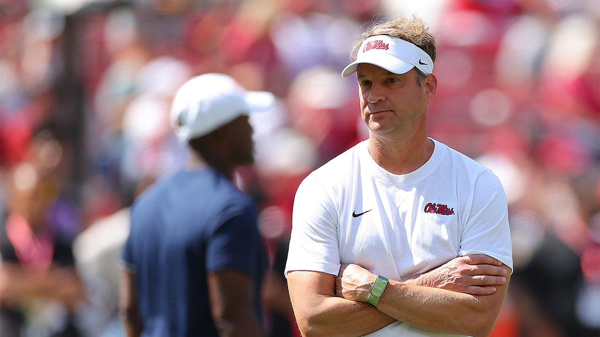 Lane Kiffin looks on against Alabama