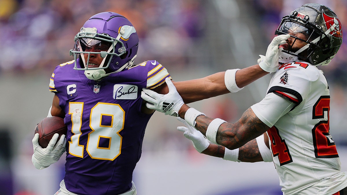 Justin Jefferson shakes off Carlton Davis