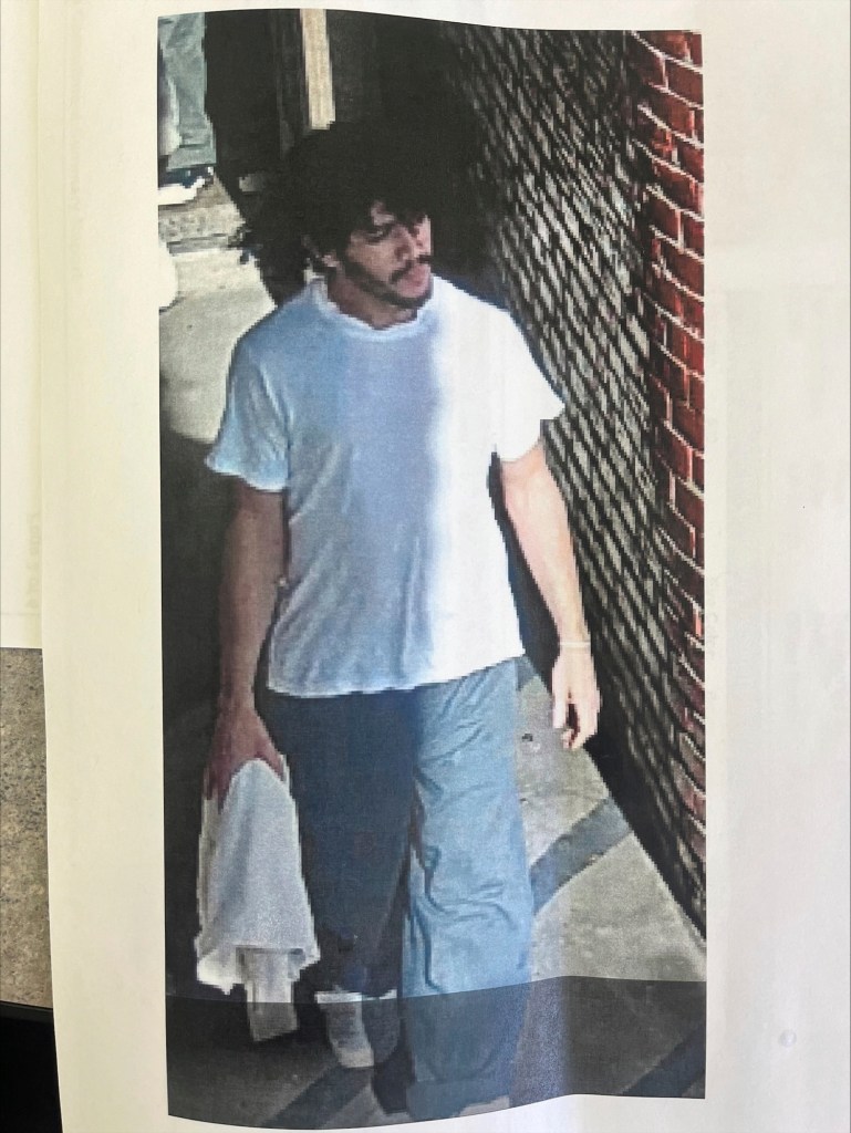 Cavalcante is pictured in his prison garb - a white t-shirt and blue baggy pants.