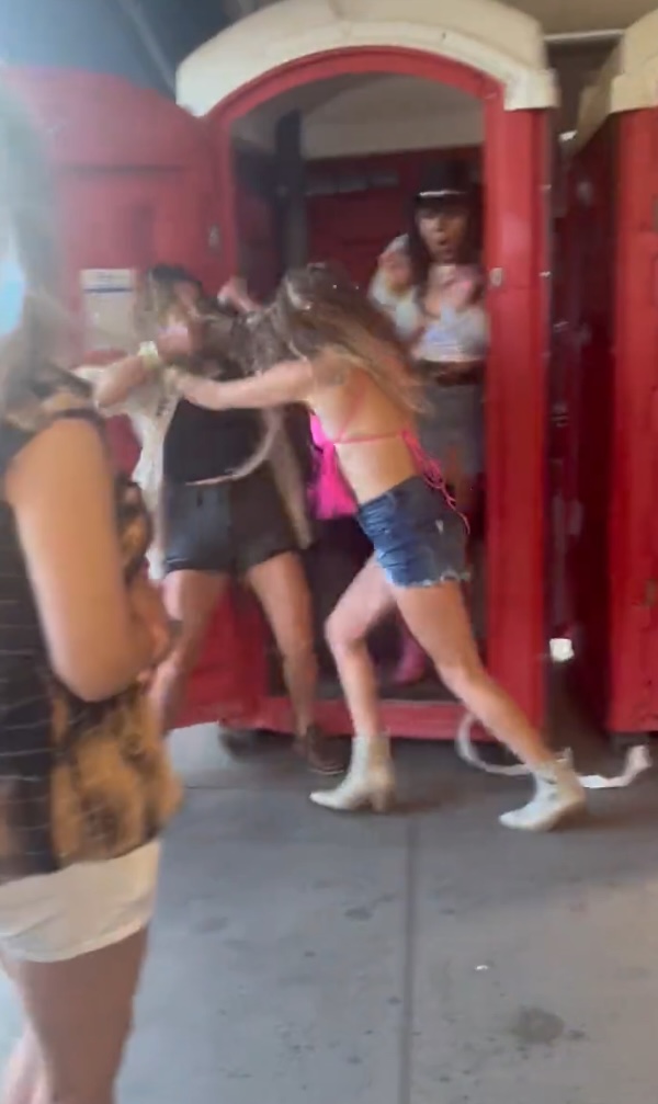 Girls get in porta potty brawl at Morgan Wallen concert 