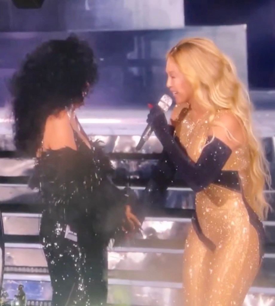 Following the emotional moment, both singers embraced each other as Knowles-Carter offered her sincerest thanks. 