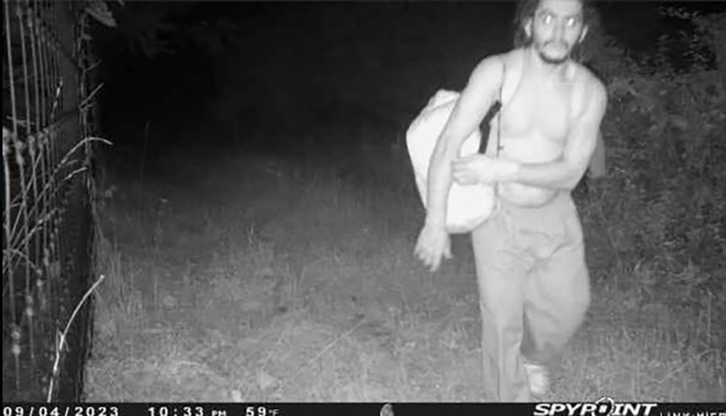 Cavalcante, apparently shirtless, is pictured carrying a bag in surveillance footage.