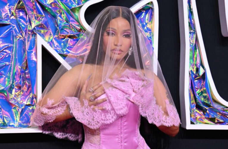 Nicki Minaj hosts 2023 VMAs in sexy pink couture