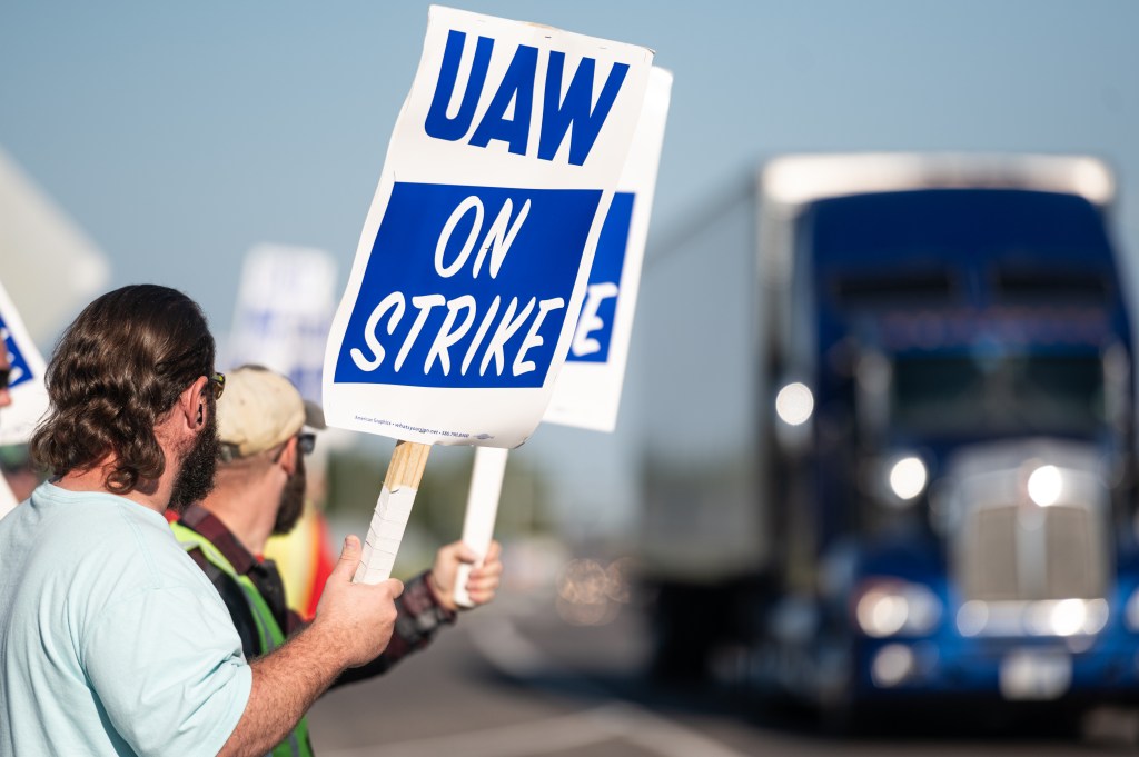 The union demands a 40% pay raise and a 32-hour work week.
