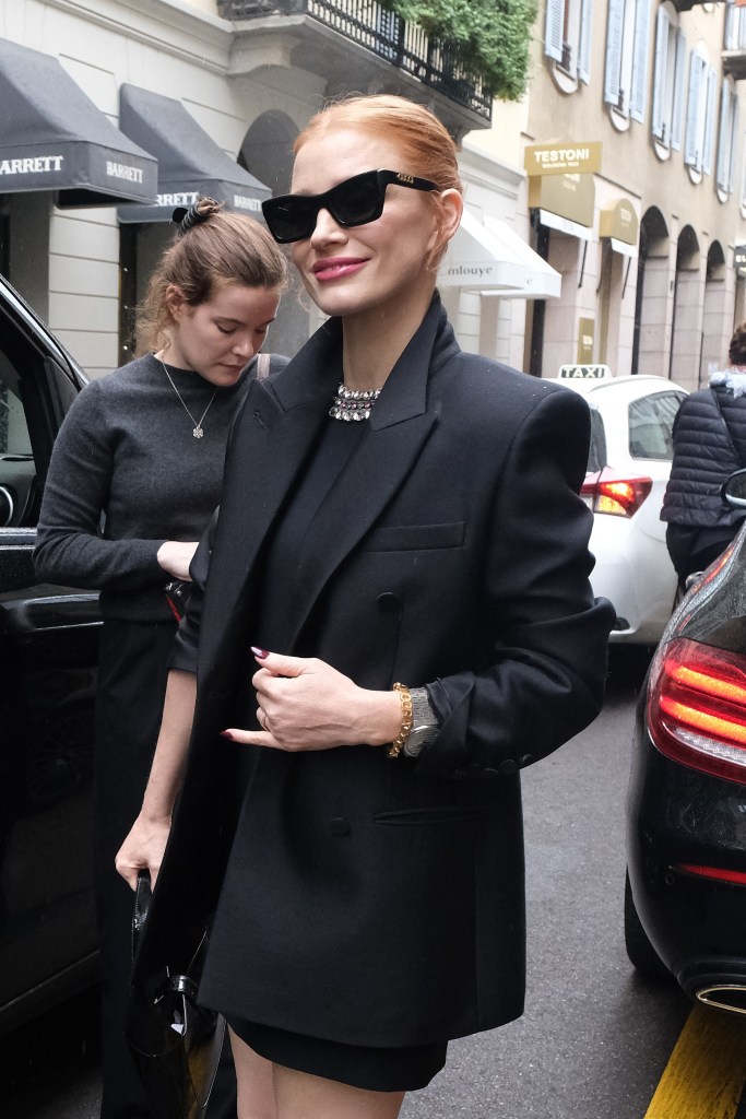 Jessica Chastain is spotted waiting for Gucci catwalk in Milan on Sep. 22.