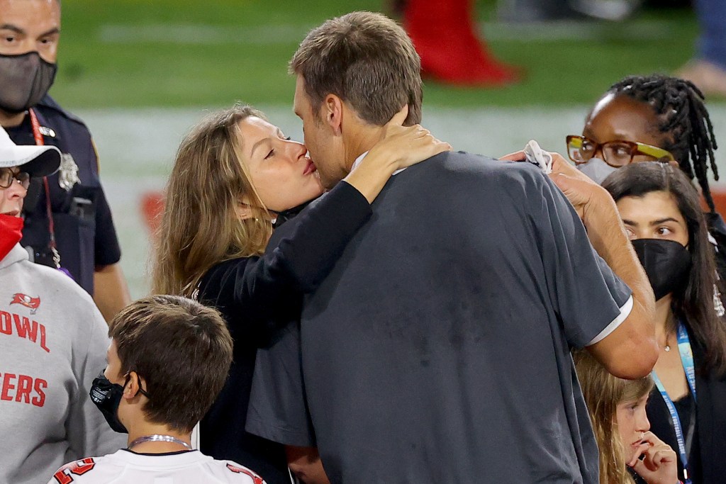 Gisele kissing Tom Brady/ 