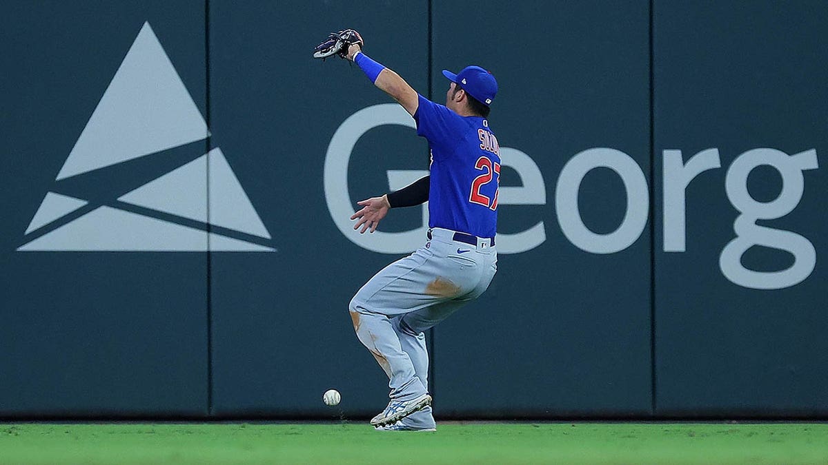 Seiya Suzuki makes fielding error during Cubs game