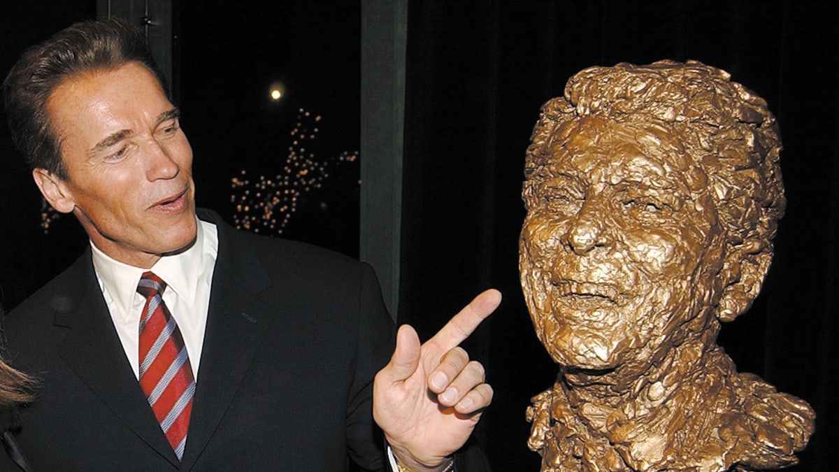 Arnold Schwarzenegger and Reagan statue