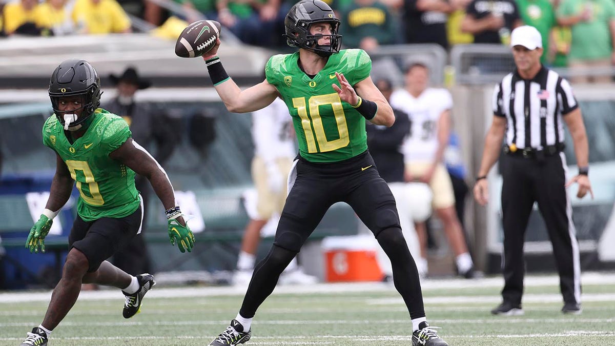 Bo Nix throws