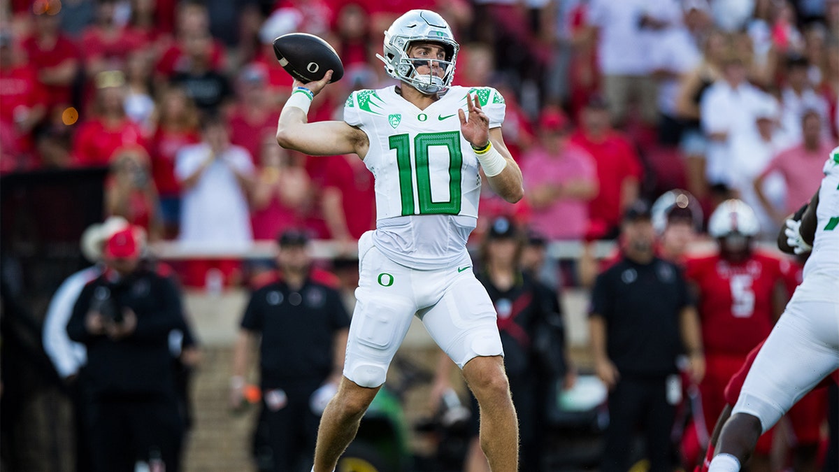 Bo Nix passes against Texas Tech