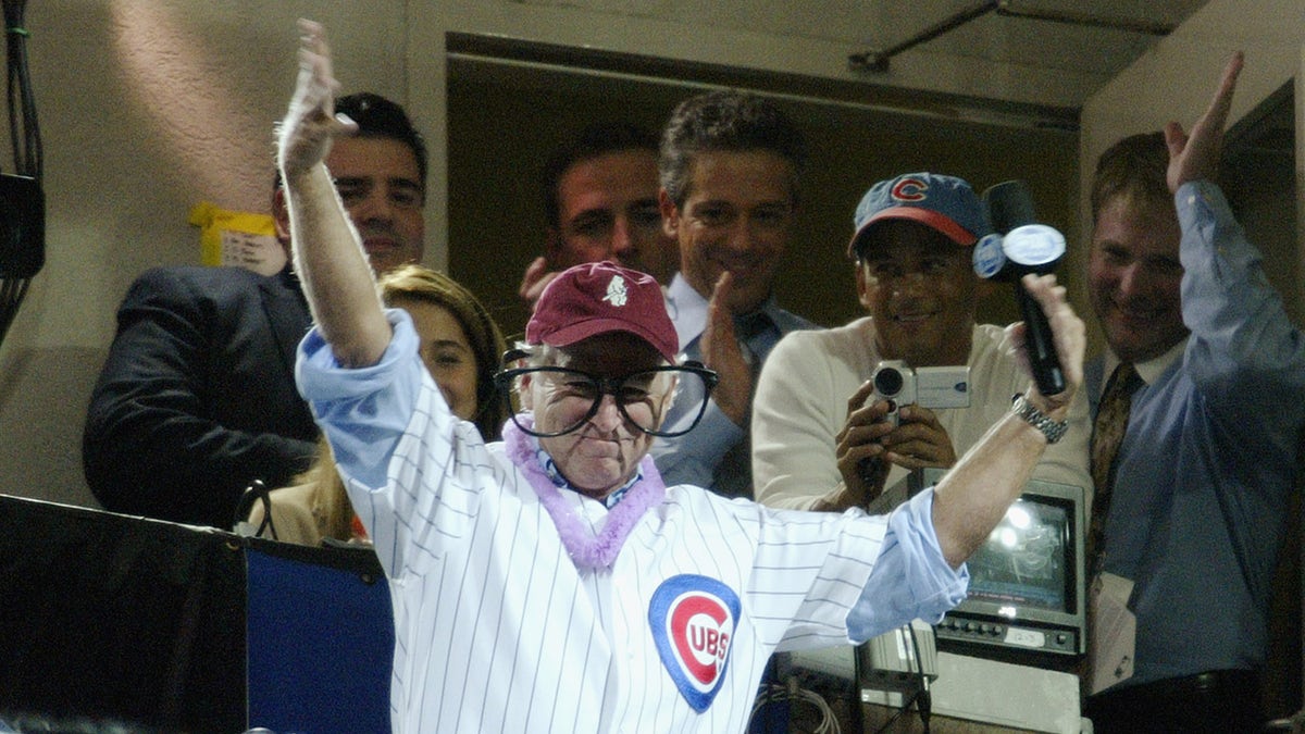 Jimmy Buffett waves to Wrigley Field crowd