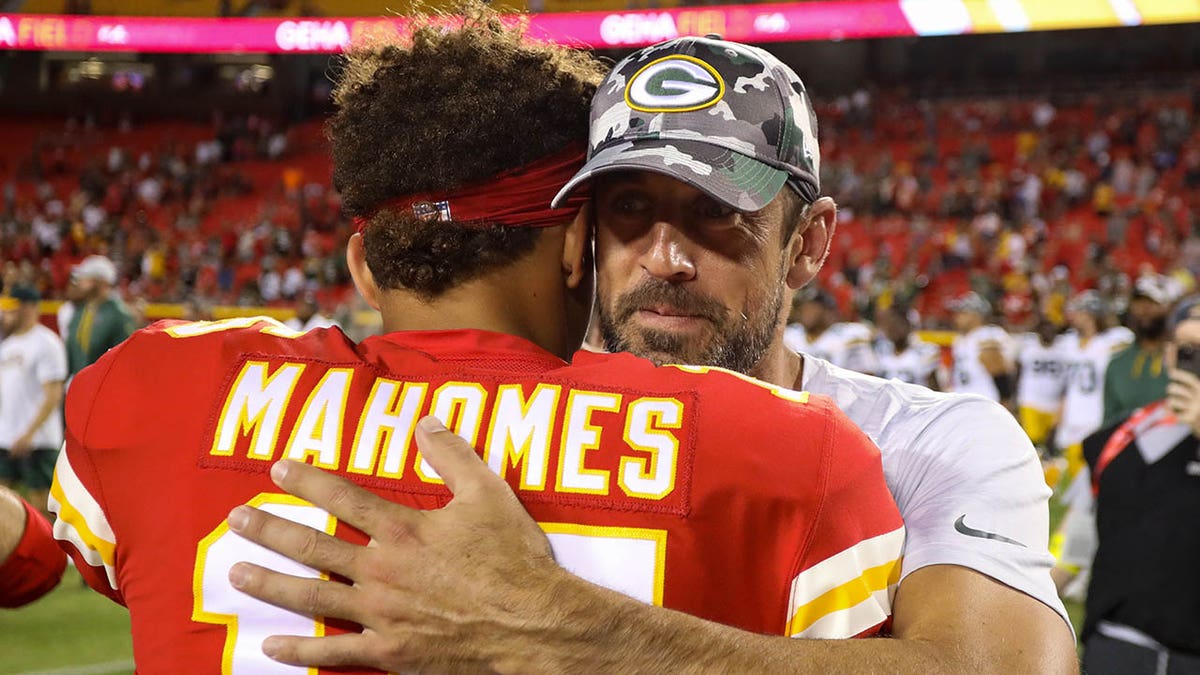 Patrick Mahomes embraces Aaron Rodgers