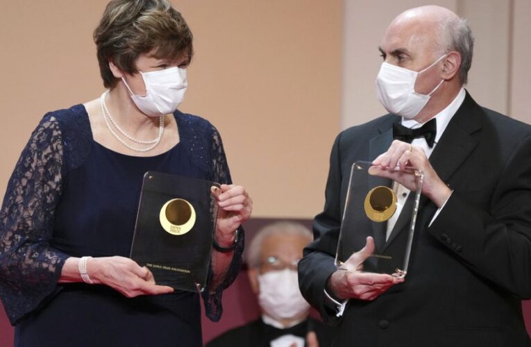 Fact-check: Did COVID vaccine scientists accept Nobel Prize wearing face masks?