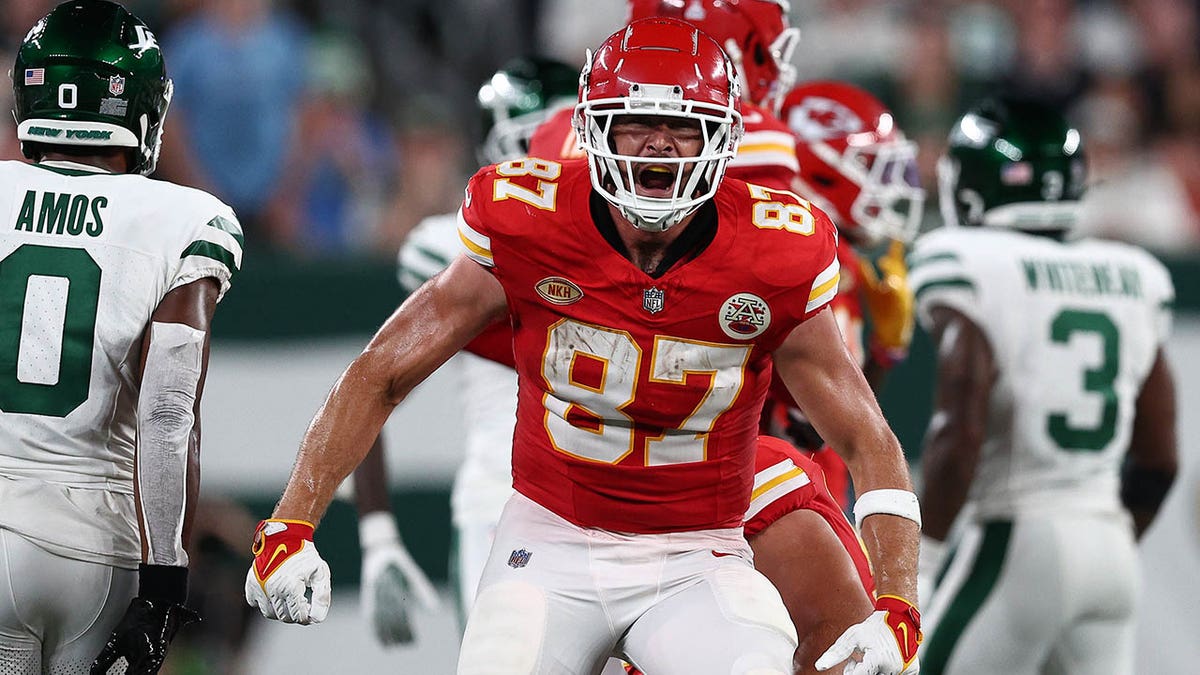 Travis Kelce yells