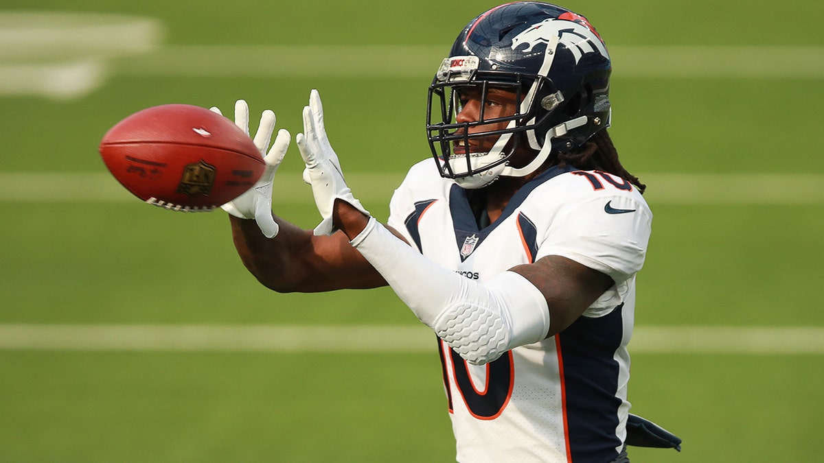 Broncos player Jerry Jeudy warms up