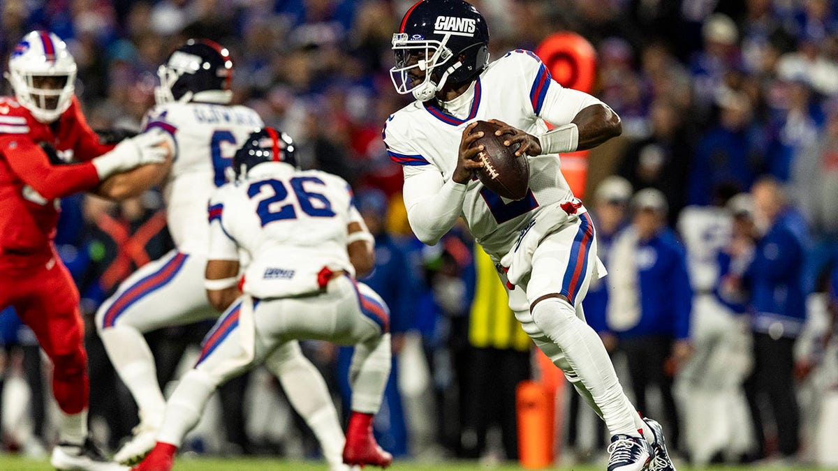 Tyrod Taylor looks to pass