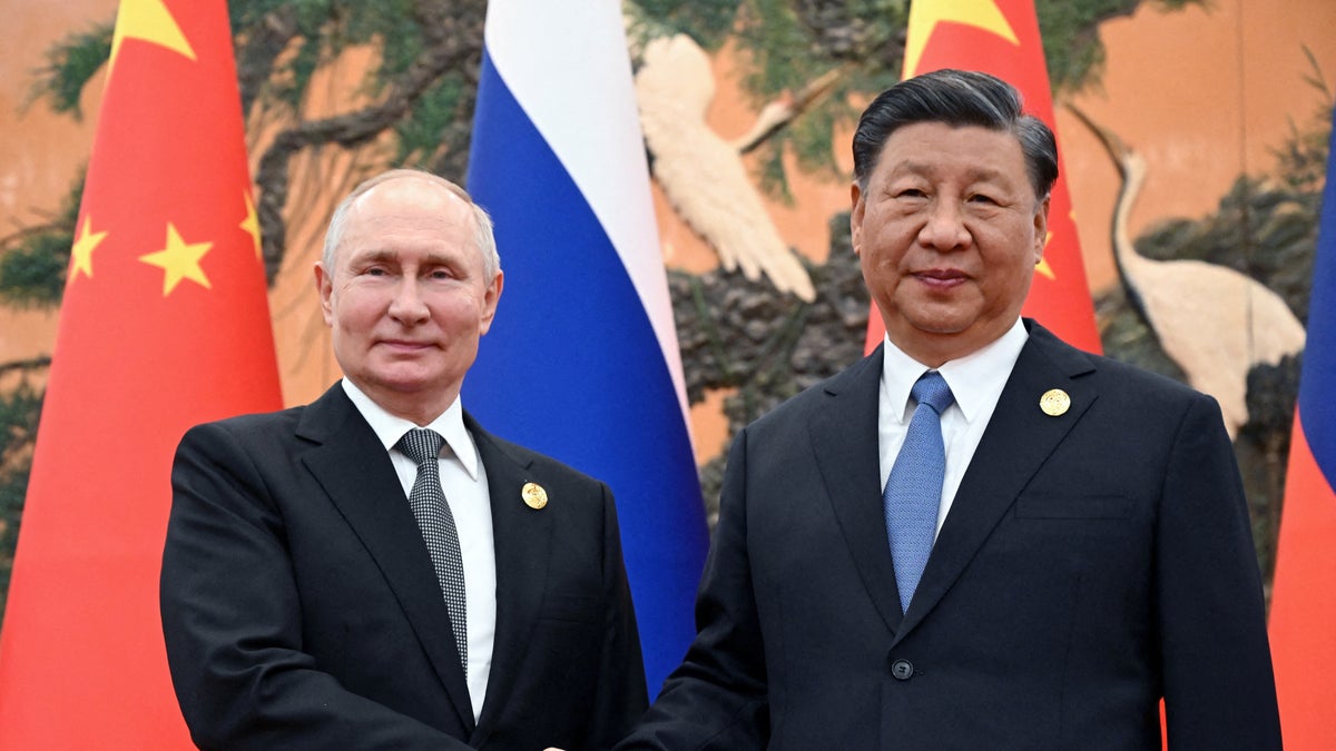 Putin and Xi shake hands