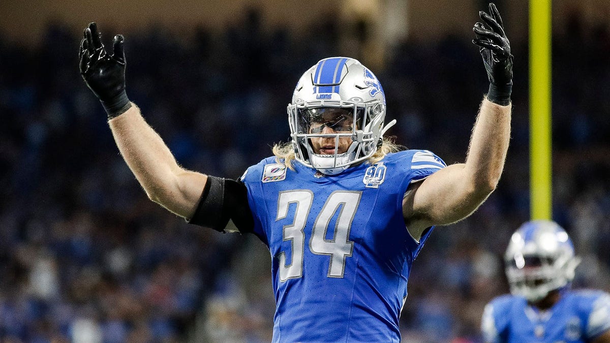 Alex Anzalone gets the crowd involved