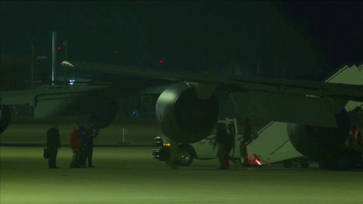 King, officials exiting a plane