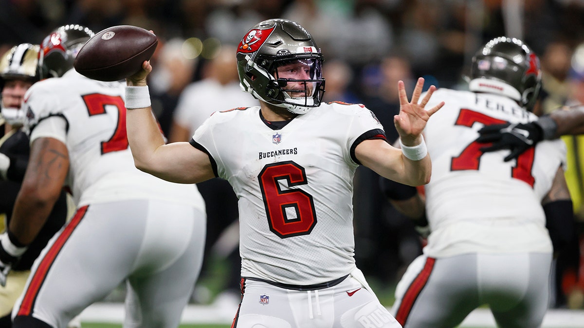 Baker Mayfield throws a pass