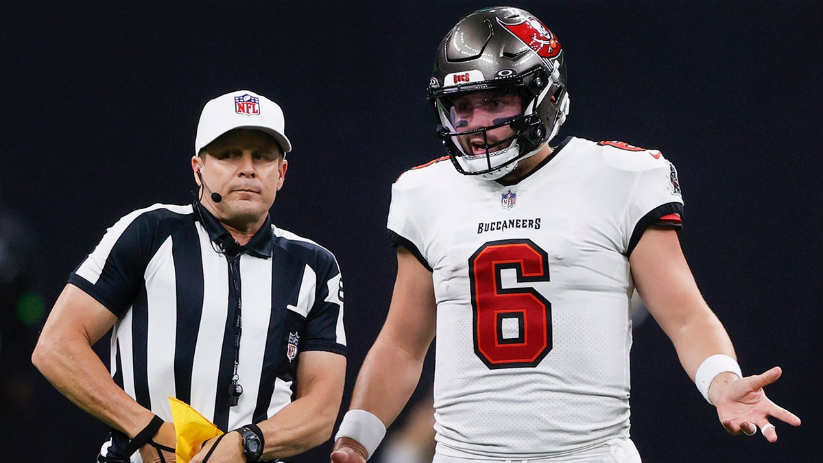 Baker Mayfield talks to ref