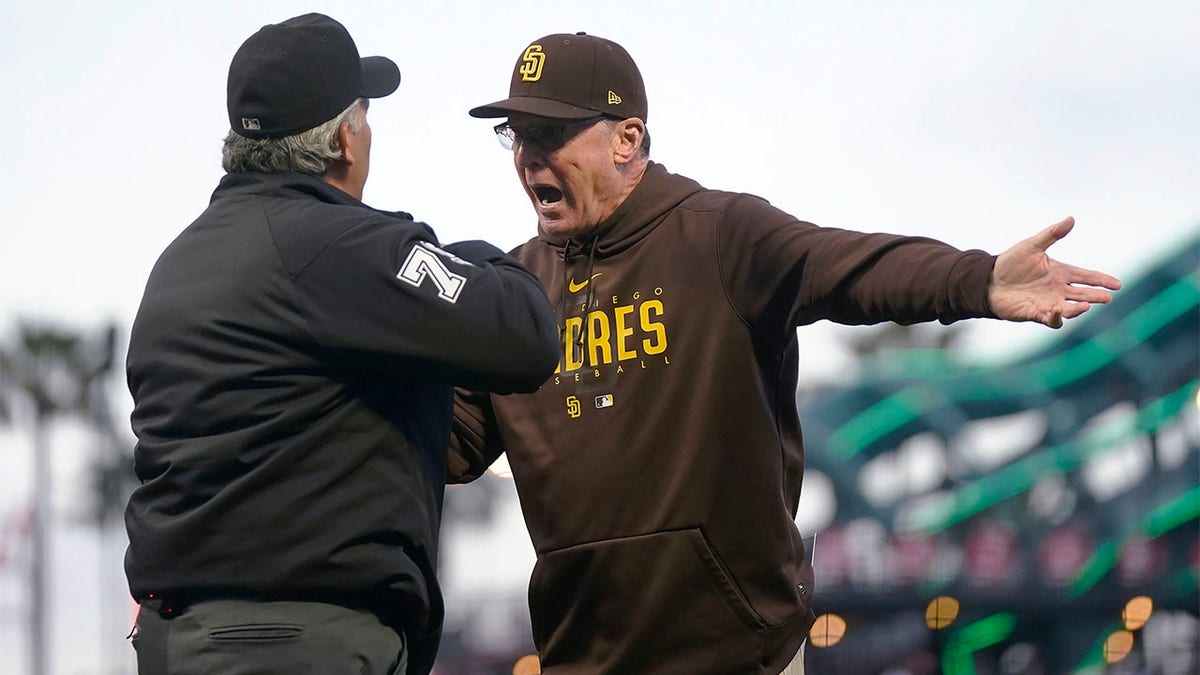 Bob Melvin argues with umpire