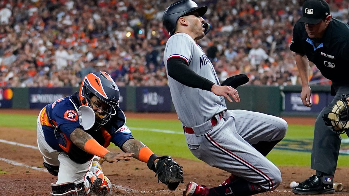 Carlos Correa runs home