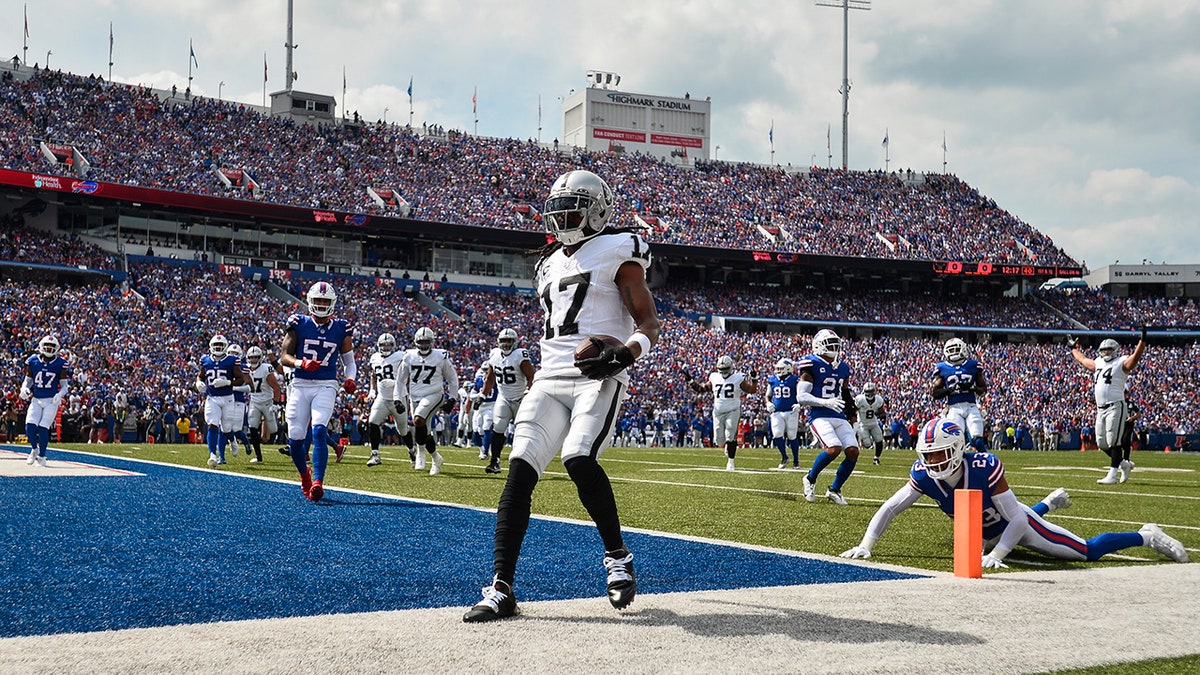 Davante Adams scores