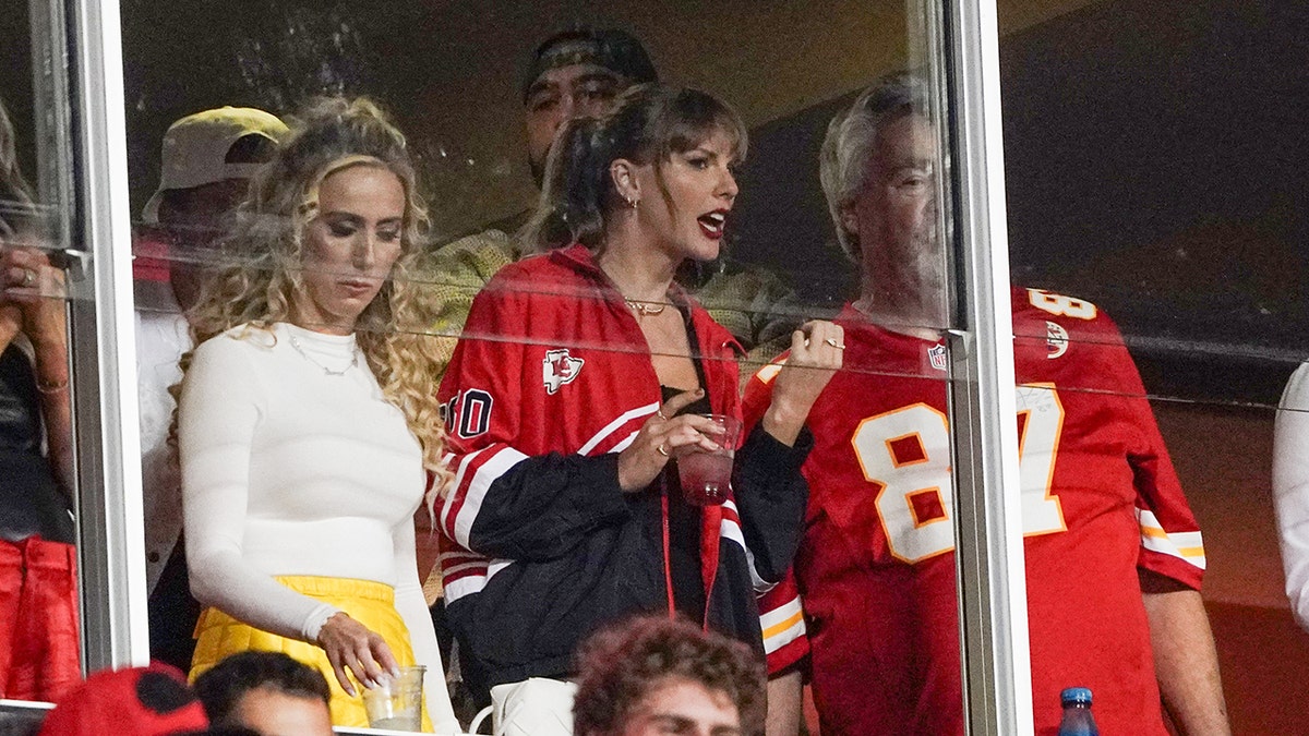 Taylor Swift talks to Papa Kelce