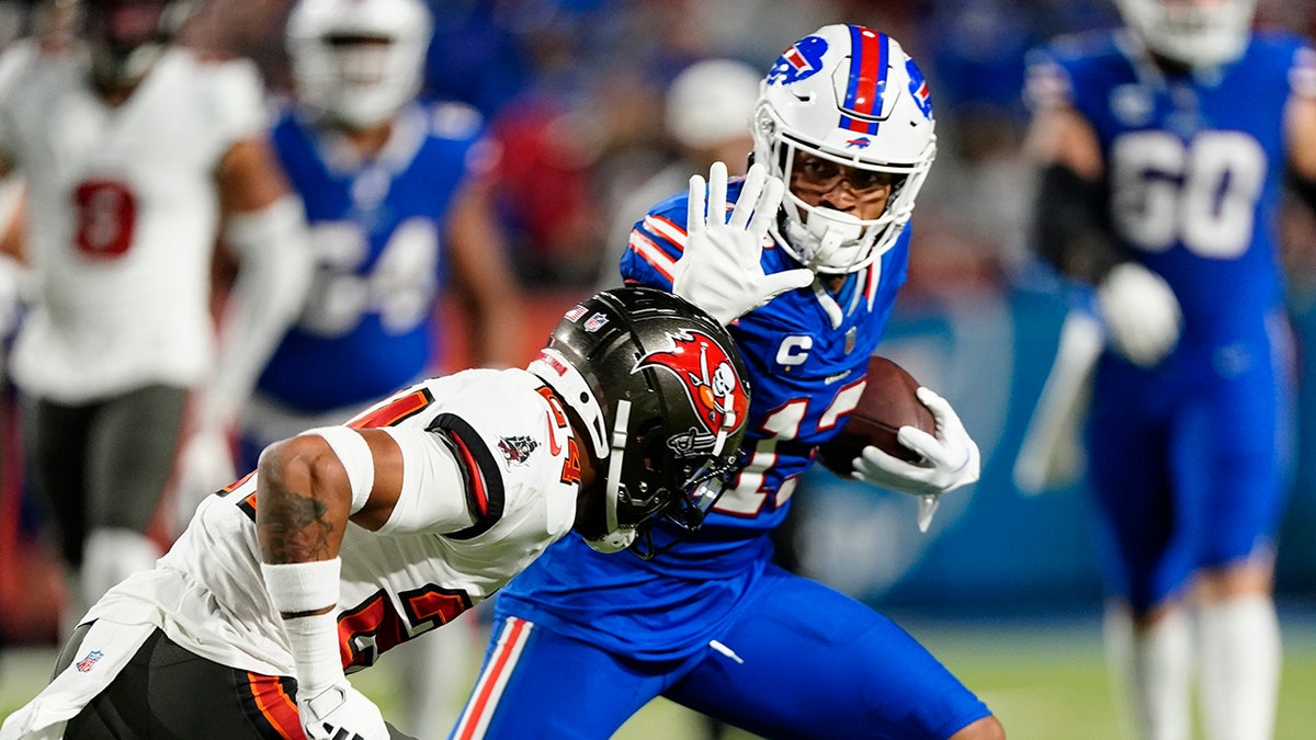 Gabe Davis stiff arm